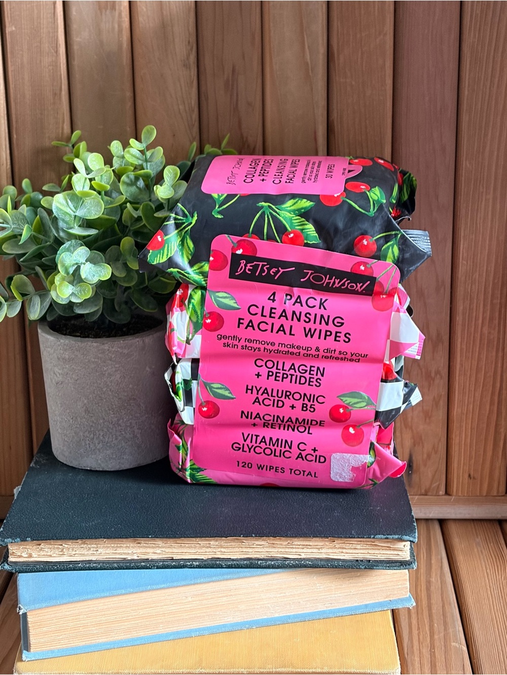 Betsey Johnson Collagen Peptides, Niacinamide Retinol, Vit C- 4 pk Facial Wipes